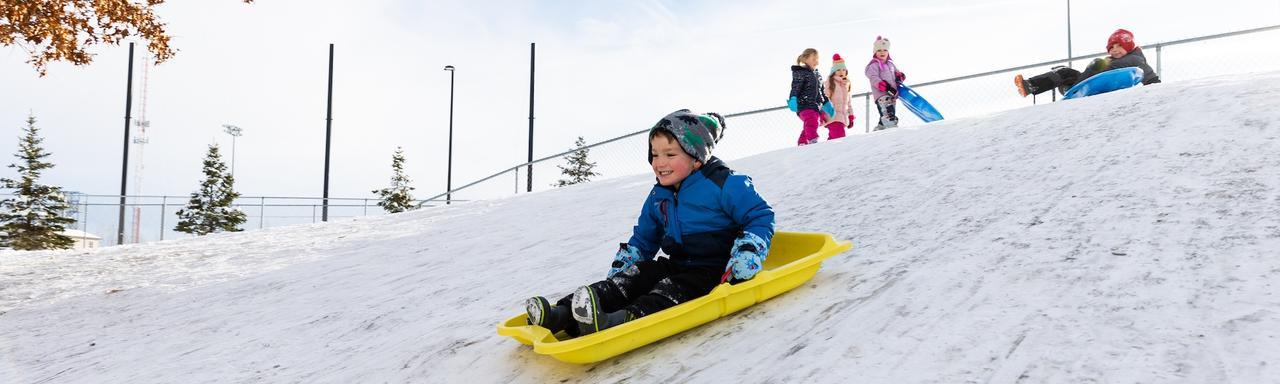 孩子们在GVSU的儿童充实中心滑雪